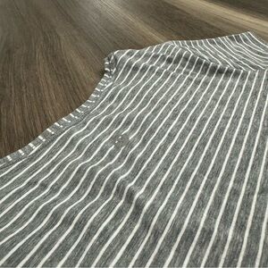 Lululemon Shirt Women's Size 8 Gray & White Striped Stretchy Soft